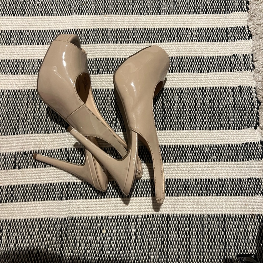 Guess Peep Toe Heels Women’s size 8